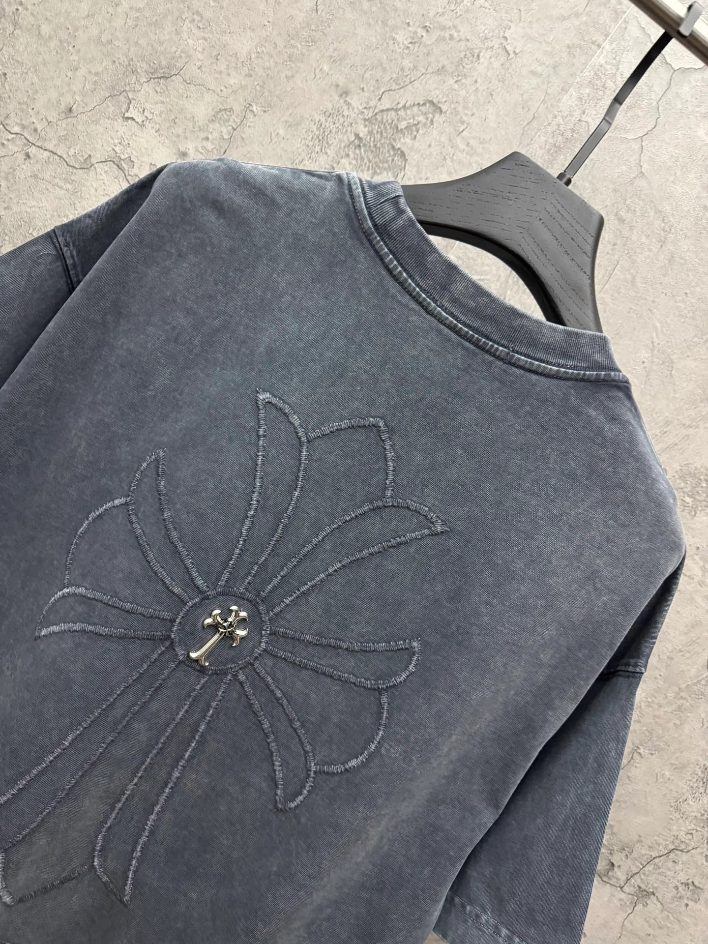 P220 top version, real shot without P, ​​different from market currency) 𝗖𝗵𝗿𝗼𝗺𝗲 𝗛𝗲𝗮𝗿𝘁𝘀/Croxin 2026 Spring New Original Single Counter American Washed 3D Three-dimensional Embroidered Couple Short Sleeves 👑The highest version! Customized fabric 320 grams, washed and fried. Best-selling model at the counter. Very comfortable to wear. Accessories: Original molded and authenticated collar label➕100% silk wash label. Genuine purchase-grade original hangtag➕matching hanging rope➕3D hanging beads➕original packaging bag. Craftsmanship: The original version has consistent wiring! The highest version of the armhole matching technique! Color: Gray Black Size: S M L XL Style No.: 6613